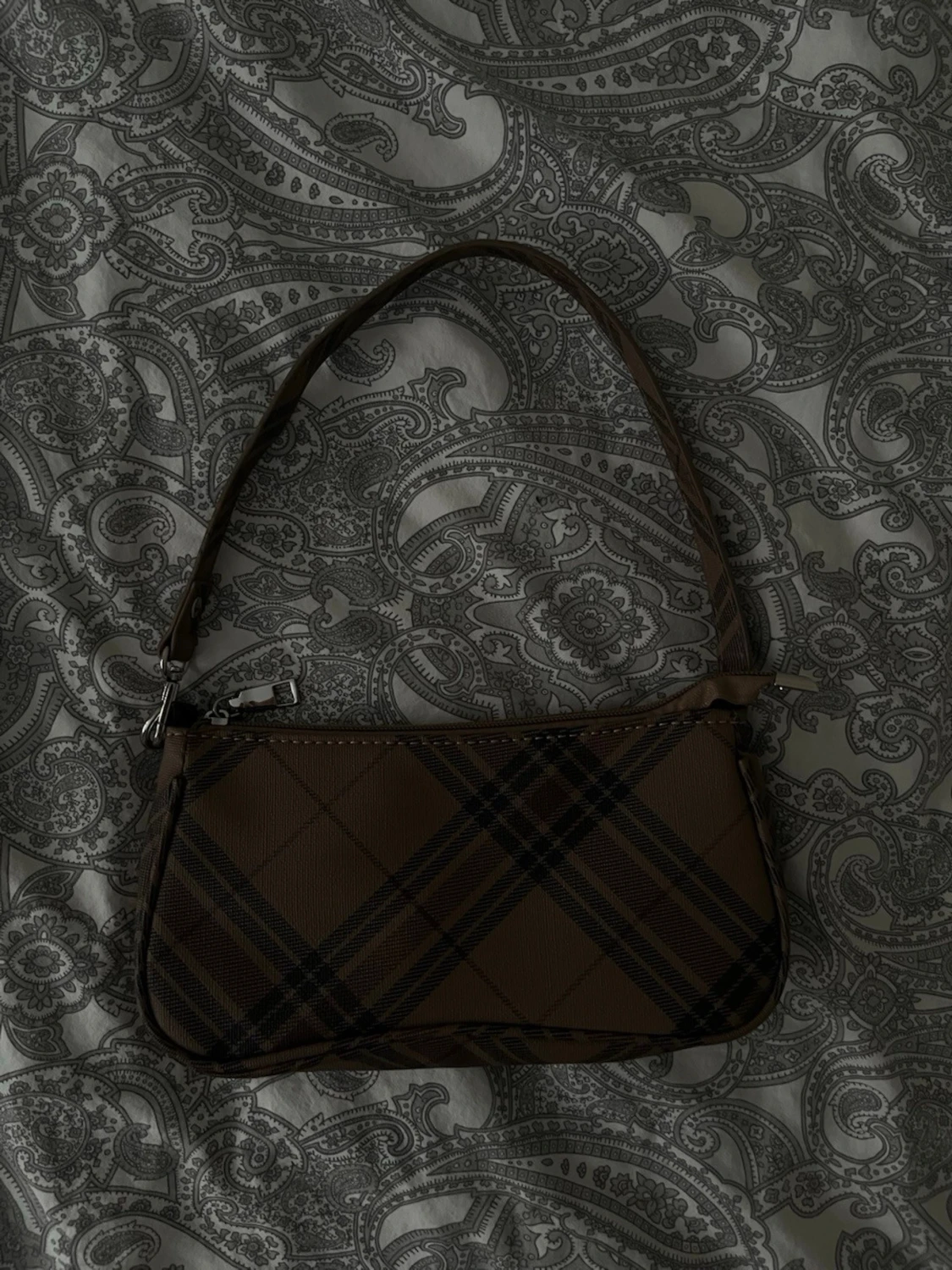 Brun rutmönstrad axelväska