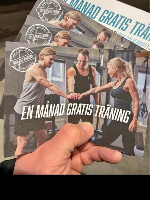 En månad  träning Nordic Wellness - Flera presentkort som ger en månad gratis träning på Nordic Wellness. Gäller på över 350 klubbar i Sverige. Kortet är i pappersformat med plats för namn, mail och kundnummer. Perfekt för dig som vill testa gym eller gruppträning.