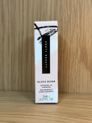 Fenty Beauty Gloss Bomb (Riri 08) - NY - Helt ny gloss bomb från fenty beauty i färgen riri 08, kolla på TikTok eller Instagram för att kunna se färgen närmare! 2 ml - klassas som en mini, ny pris : 200kr