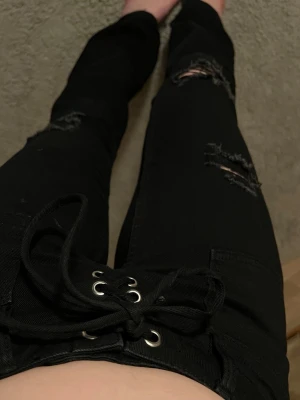 Slutsålda jeans!! - ”Pleated tie jeans” från Ginatricot i Stl M. Endast används 2-3 gånger. Toppen skick💕