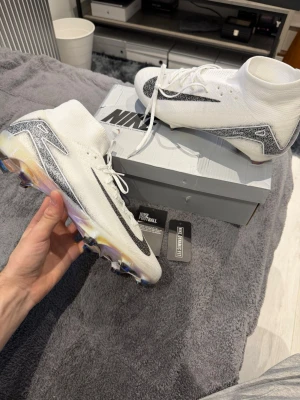 Nike Air Zoom Mercurial elite- size 44 - I found them cheap at a thrift shop and they looked brand new :D unfortunately I'm 43 1/2, and they were a bit too big for myself. The model is Nike air zoom mercurial Elite. 