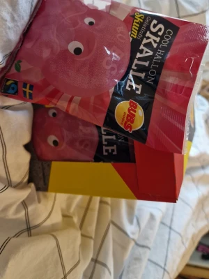 Bubs Cool Hallon Skalle Skumgodis - Selling a Box of Multiple Bags Bubs Cool Raspberry Skull Foam Candy 12pac  / swedish candy 45$