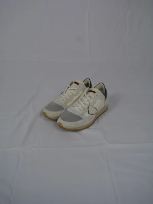 Philippe Model - Vita och stilrena Philippe Model TRPZ i storlek 41, passar 42. Skorna är endast använda någon enstaka gång och i riktigt bra skick. Vid frågor eller funderingar är det bara att höra av sig!