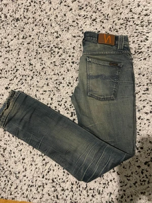 Nudie Jeans - Säljer dessa Nudie Jenas i modellen Grim Tim | De är i mycket bra skick och har riktigt feta slitningar | Storleken är W30 och L32 |