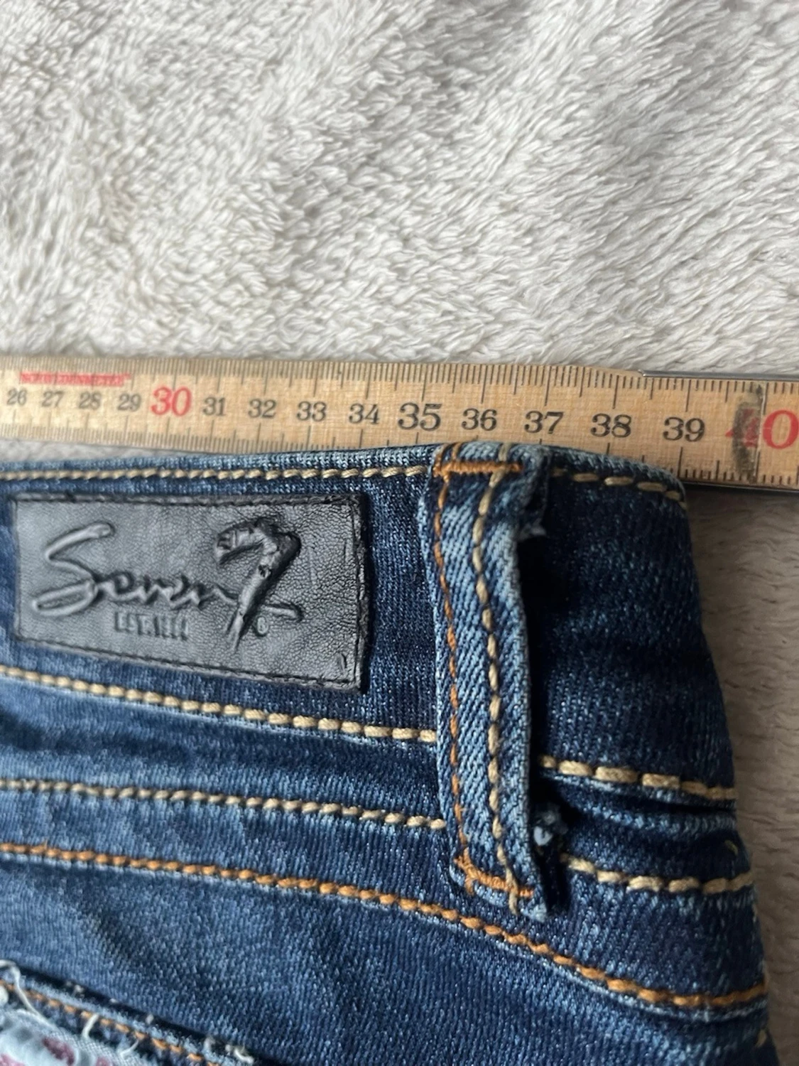 Lågmidjade jeans med slitningar  - 4