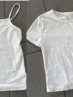 Vitt linne och t-shirt i bomull - Säljer ett vitt linne med smala axelband och en enkel vit t-shirt med rund hals. Båda är i mjuk bomull och perfekta för lager på lager eller till jeans. Stilrena basplagg som funkar till allt.