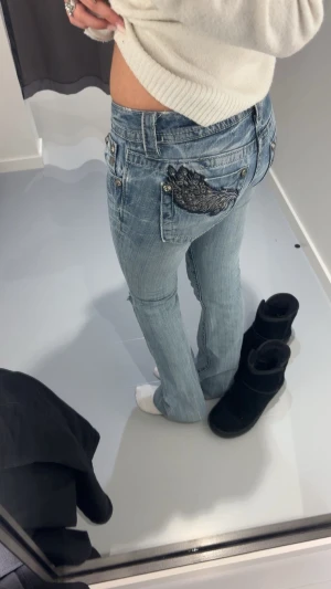 lågmidjade miss me jeans - säljer mina miss me jeans då dom inte använda längre,dom e slitna längst ner men de enkelt o fixa därav kan ja tänka mig gå ner i pris❤️storlek 24