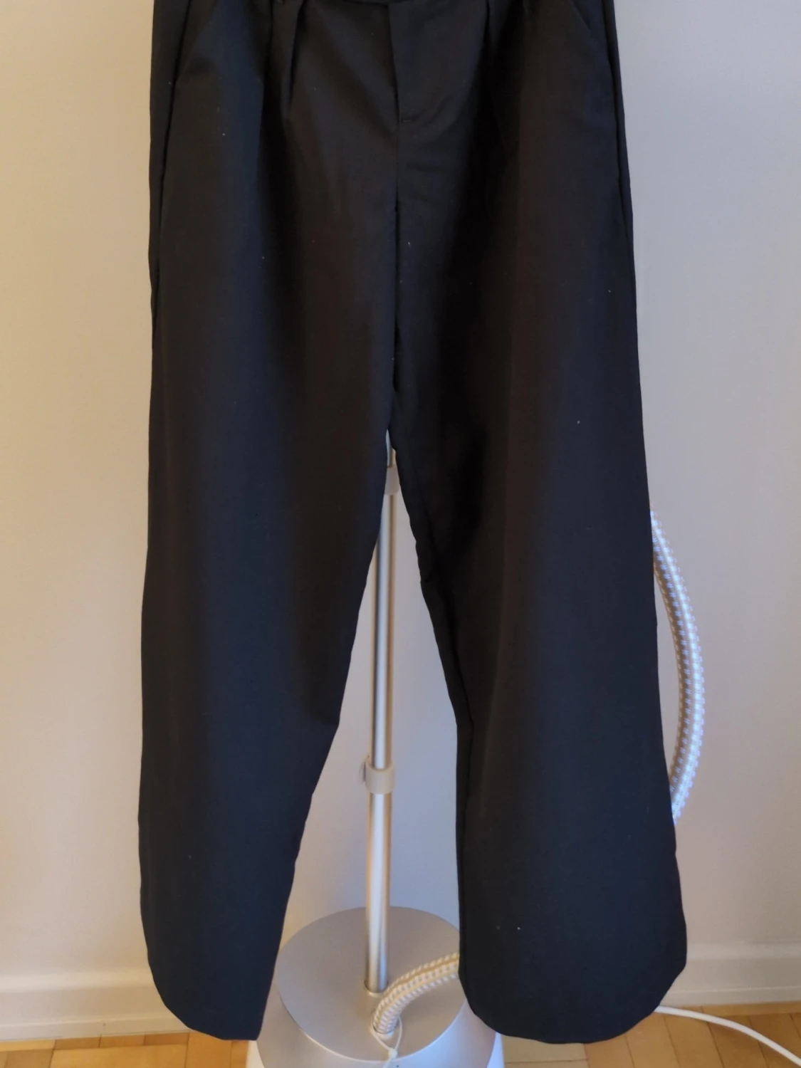 Svarta vida kostymbyxor med hög midja