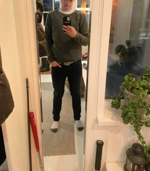 Mörkgrön sweatshirt från Andy by Frank Dandy - En stilren mörkgrön sweatshirt från Andy by Frank Dandy. Tröjan har rund hals, ribbade muddar vid ärmslut och nederkant samt en snygg logotyp-patch nertill. Perfekt för dig som gillar enkel och clean streetstyle.