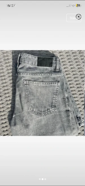 Grå jeans från 157 - Snygga grå jeans från 157 med klassisk femficksmodell och raka ben. Jeansen har en cool tvättad look och silverfärgad knapp framtill. Perfekta för dig som gillar en avslappnad och trendig stil. Materialet är bomullsdenim.