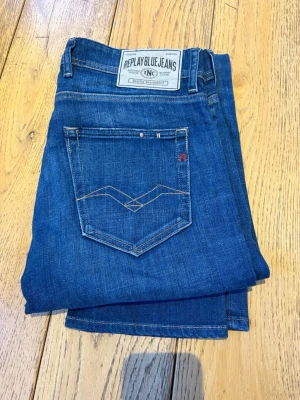 Replay Grover jeans - Sjukt feta Replay Jeans som är i väldigt bra skick. Modellen heter grover och har en väldigt bra passform. Storlek W30 och är L32 i längd. Inga tecken på användning eller skador vad jag kan se. Tveka inte på att höra av er vid frågor.