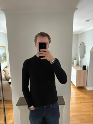 Svart stickad tröja från Bläck - Stickad tröja från Bläck  Köpt på MQ  90% Ull 10% Kashmir - se bild 5  Liten i storleken.