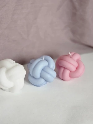 Yarn Puff ljus  - Hemmagjorda ljus 🥰 finns i färgerna vit, rosa, blå, röd, brun och grön 🥰 Pris: 49:- st eller 2 för 79:- ✨skriv hur många du vill ha och vilken färg ✨ 