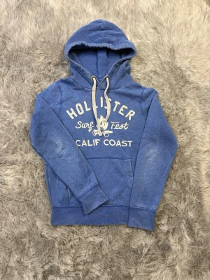 Hollister hoodie - Säljer denna sällsynta och mycket eftertraktade Hollister hoodie | Storlek S | Skick 7,5/10 | Vid eventuella frågor hör gärna av dig och erbjuder bra pris vid köp av bundle 😁✅