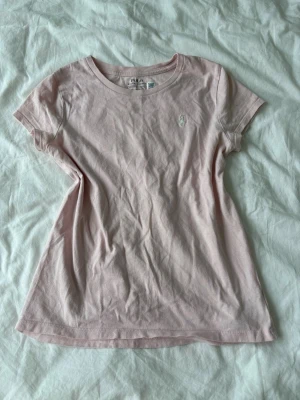 Ljusrosa t-shirt från Ralph Lauren - T-shirten är i storlek 12-14 år