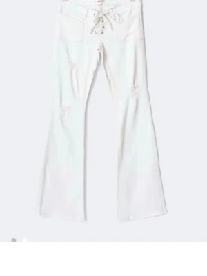 SÖKER!!!!! Vita utsvängda jeans med snörning  - Söker dessa jeans. Antingen vita eller svarta🙏🙏🙏🙏🙏🙏🙏❣️❣️❣️❣️