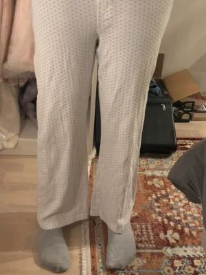 White loose pajamas pants - Have worn a few times but not many, pretty new. It’s in good condition, no smells and originally bought for 300 SEK.