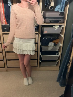 Ljusrosa stickad tröja - Mysig ljusrosa stickad tröja från vila. Storlek XS, kjolen säljes också. 