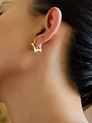 Stål Örhängen med 18K Guld, Minimalist, Vattentålig - HANNA - Smycket är hypoallergent och vattentåligt – perfekt för daglig användning, även i dusch, träning eller på resa och är lämpliga även för känslig hud.  Användning & skötsel:  För att bevara glans och färg så länge som möjligt, undvik kontakt med starka kemikalier såsom parfym och rengöringsmedel. Förvara torrt när det inte används.  Material: Rostfritt stål Plätering: 18K Guldplätering (PVD) Vikt: 4-5 g