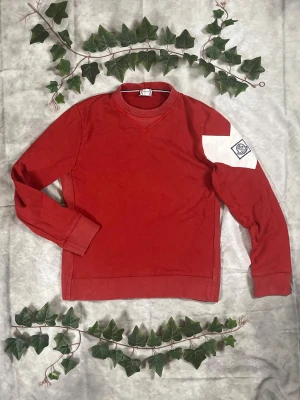 Moncler Maglia Girocollo – Red – Strl L - |Färg: Röd | Modell: Maglia Girocollo, crewneck | Storlek: L, normal passform | Skick: Grade B+, 8/10 (lätt missfärgning) | Hör av dig ifall du har funderingar!