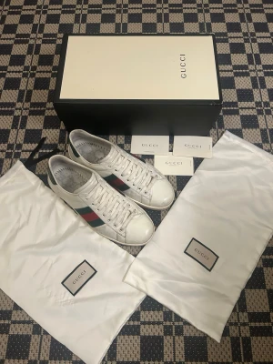 Gucci ace  - Tja säljer dessa feta Gucci ace skor med box och dustbags och kort. Skorna är i mycket bra skick. Skorna är i storlek 42. Hör av er vid frågor!