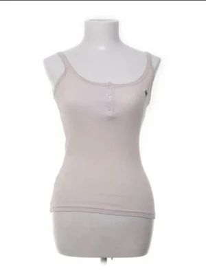 Abercrombie & Fitch Rosa Vintage Linne - I gott skick, har dock ett väldigt litet hål under midjan (bild 4) samt en liten fläck (bild 5). Storlek L men sitter mycket mindre så passar XS/S mer. 