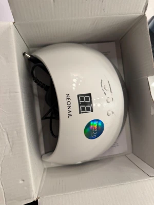 NEONAIL Smart 2.0 UV/LED lampa - UV/LED-lampa från NEONAIL i vit färg, modell Smart 2.0, lampan har digital display, flera timerinställningar. Den är i mycket bra skick, den har inte använts så mycket. siffrorna har försvunnit lite ( se bild), men inget som påverkar funktionen på lampan. Den funkar superbra. Nypris är 579kr. 