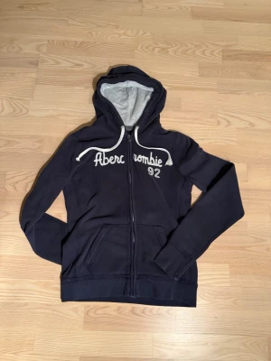 Abercrombie hoodie  - Riktigt fet abercrombie & fitch tröja utan några skavanker allts. Den är i storlek L men passar folk med storlek S bättre. Vid frågor om tröjan är det bara att fråga😄💛