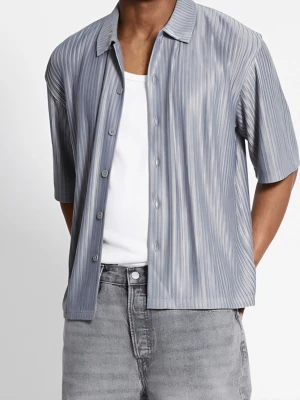 Grå randig skjorta- Short sleeve shirt "Smith pleated" - Säljer en grå skjorta från Lager 157  med vertikala ränder och korta ärmar. Skjortan har en loose passform, klassisk krage och knäppning framtill. Materialet är syntet med en lätt glansig finish som ger en cool vibe. Perfekt för dig som gillar stilrena och moderna plagg.                                        Kortärmad skjorta i plisserat tyg. Boxig passform, skjortkrage och korta ärmar. Nedhasad axel Plastknappar Rak nederkant Material:	100% polyester Tvättråd:	30°. Nypris; 250 kr 