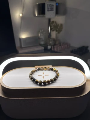 Brunt armband  - Tja säljer helt nya armband från Bältgallerian. Dem alla är i strechigt material men kan inte streckas ut för långt. Dem passar från 10 år plus. Vid köp av flera blir priset billigare och om du gillar så finns det flera att välja mellan. Säljer både knäcki och vanlig pärlarmband Samt bälten.