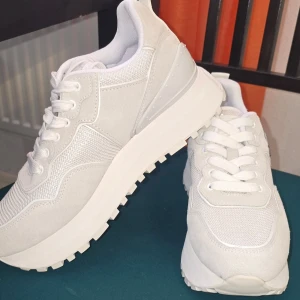 Vita sneakers Liu•Jo - Snygga vita sneakers. Skorna har klassisk snörning och stilrena detaljer som ger en modern look. Perfekta för dig som gillar streetwear och vill ha en clean stil.