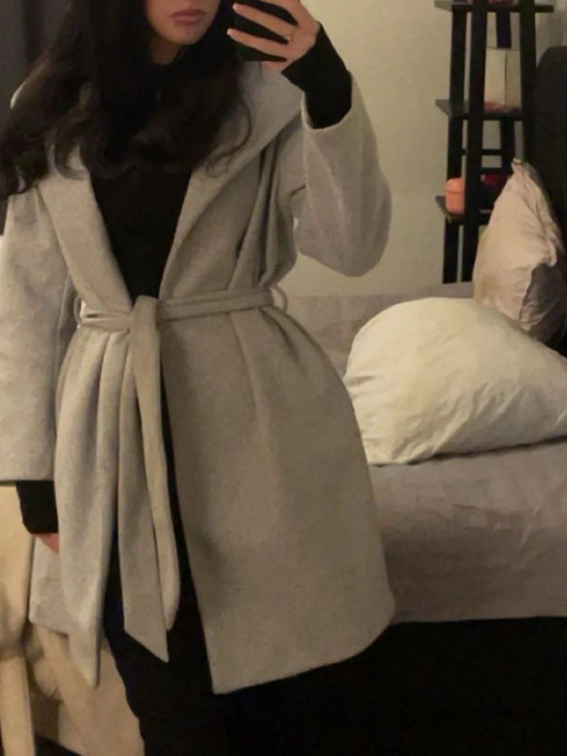 Ljusgrå kappa med knytskärp