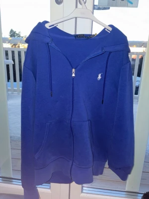 Blå zip-hoodie från Polo Ralph Lauren - Snygg äkta Ralph Lauren tröja men blivit för liten, pris kan diskuteras i dm 