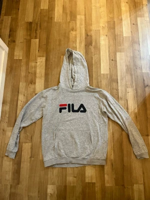 Fila hoodie  - Fin fila hoodie i 158-164cm. Vet inte riktigt hur använd den är men gissar på några gånger då den inte har några fläckar. 