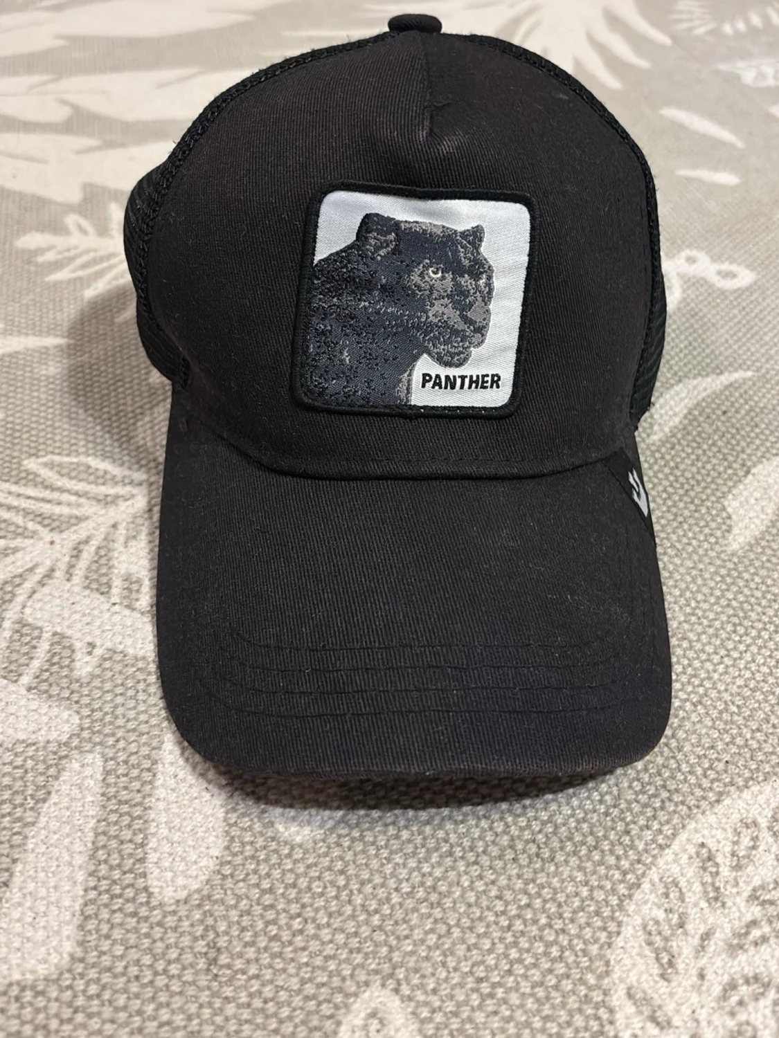 Svart truckerkeps med pantermärke