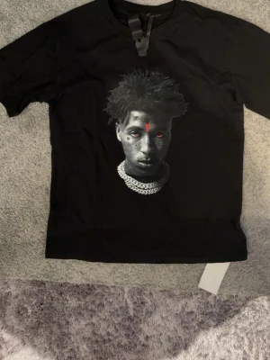 Svart V-lone tröja med nba youngboy i storlek S - Säljer en helt ny V-lone tröja med nba youngboy, storlek S.