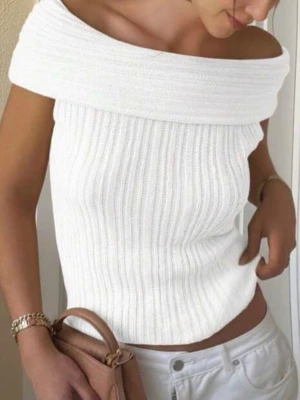 Vit off shoulder stickad topp - Trendig vit stickad topp med bred off shoulder-krage och ribbad struktur. Kortare modell som sitter snyggt på kroppen och passar perfekt till både jeans och kjol. Mjuk och stretchig kvalitet för en bekväm känsla. Köpt från SHEIN, aldrig använd🤍