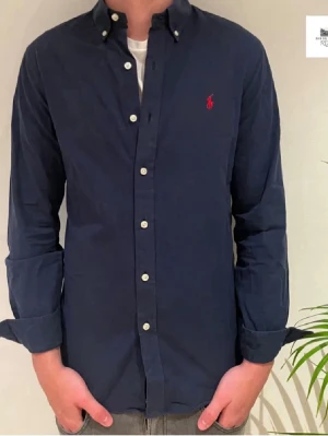 Ralph Lauren Skjorta - Ralph lauren skjorta | Skick – 9,5/10 | Size – S | Modell – Slim fit | Pris – 549kr | Modellen är ca 182cm lång | Fraktar via postnord eller instabox på köparens bekostnad | Hör av dig vid minsta fråga eller fundering //