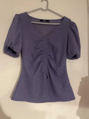 Din lila blus  - Bara använd 2 gånger, jätte fin, inga hål eller fläckar. Köptes för 400. 
