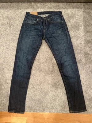 Dondup George  - Säljer ett par mörkblå jeans dondup i grymt fint skick, jeansen är i storlek W32 och i 9/10 skick. Hör av dig vid minsta lilla fråga ✅ 