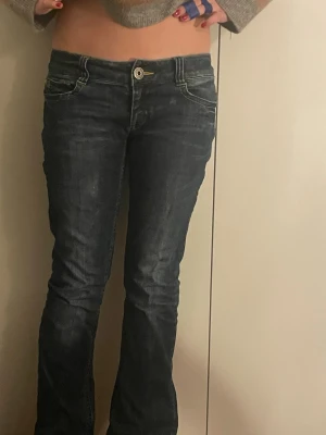 Lågmidjade vintage jeans  - Mörkblå bootcut G-rise jeans, köpt vintage från only. De perfekta låga jeansen! Säljer de då jag inte använder de längre 💕 skriv om du vill ha mått eller diskutera pris!