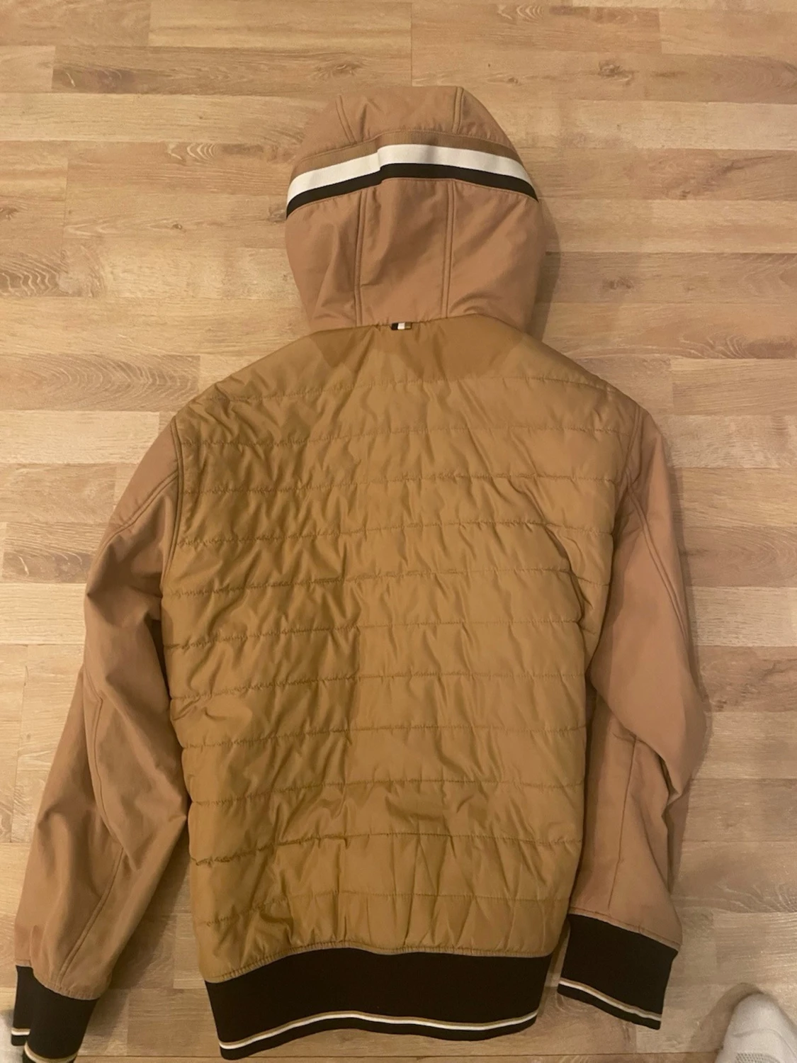 Beige pufferjacka från BOSS med luva - 1