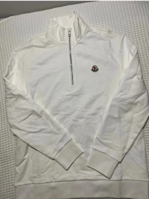 Moncler 1/4 Zip Sweatshirt - Strl L. Helt ny/oanvänd. Skickar dagen efter. 