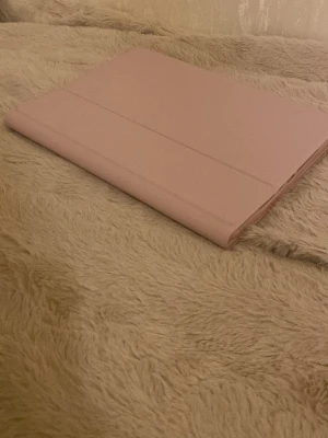 iPad  tangentbord  - Säljer nu detta tangent bort med ett trådlöst tangentbord som kopplas till iPad via bluetooth vilket ger dig möjligheten att ha iPad på distans medan du skriver / jobbar. Den är i nytt använt skick ! 