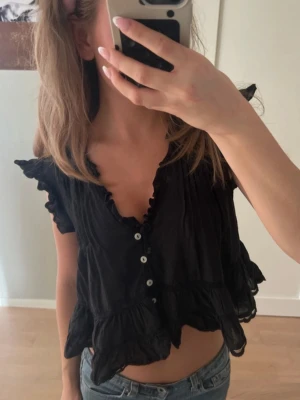 Svart volangblus - !!lånade bilder från förra ägaren!!Supersöt svart blus från H&M i storlek XS. 💗💗