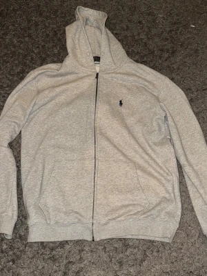 Polo Ralph lauren zip - En fin grå Ralph lauren zip som är i storlek S den har blivit liten för mig det är därför som jag säljer den. Den passar både män och kvinnor 