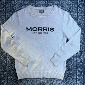 Morris tröja  - Snygg stickad tröja från Morris. Färgen är vit/beige. Tröjan är i storlek M och har inga större defekter. Skriv för mer bilder eller övriga funderingar 🙌