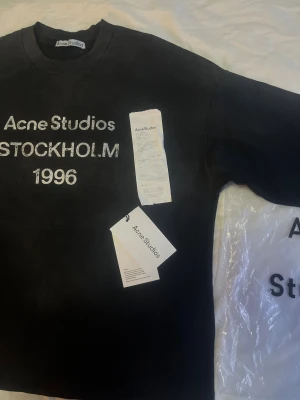 Acnestudios långarmad kvitto finns - Acne studios tröja i fint skick (8/10) i storlek S men passar M bättre. Passformen är baggy och tröjan passar runt 180 cm | skickas med tag,kvitto och sin påse. skriv vid någon fundering✅