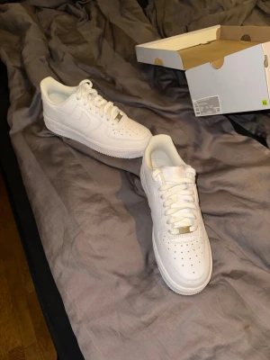 Nike Air Force 1 vita sneakers -  Nike Air Force 1 helt oanvända. 
