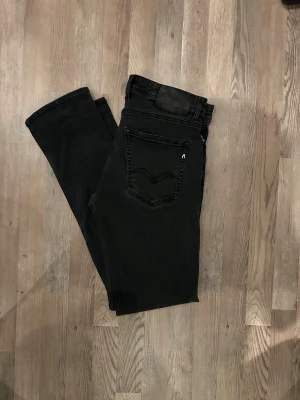 Replay  - Svarta jeans från Replay | använda 4-5 gånger utan defekter | modell Grover hyperflex för skön känsla men dem sitter mer som anbass | storlek W32 L34 men sitter som W31 L32 | passar runt 180-185 | säljer för dem var för små för mig | pris går att diskutera vid snabb och enkel affär |